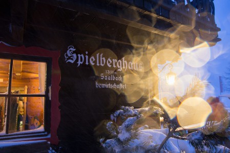 Kelkkaradan, lumikissakyydin tai off-pisteen päässä Saalbachin kylästä sijaitseva Spielberg Haus tarjoaa tunnelmallista majoitusta ja ruokailua riittävän eristyksissä. Talo sijaitsee ylempänä vuorilla, etäällä kylän hulinoista.