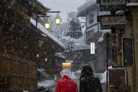 Nozawa Onsenin keskusta on kapeina kujineen kohtuullisen tunnelmallinen jo ilman lumisadettakin. Isot hiutaleet kuorruttavat valmiiksi lumisen kylän sydäntalvella lähes joka yö uudelleen.