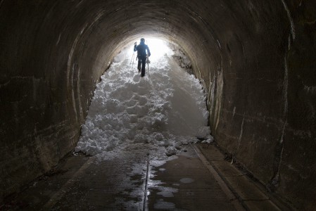 Myokon Tsubame Highland Lodgen ja rinnealueen välissä on harjanteen läpäisevä tunneli. Lumisena talvena sen suuaukosta voi olla vaikea mahtua. Ja puuteriaamuna kannattaa varautua jopa tuntien lapiohommaan jos aukosta aikoo.