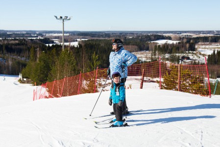 Lapsi ja isoisä Myllymäen huipulla, Joutsenon maisemissa.