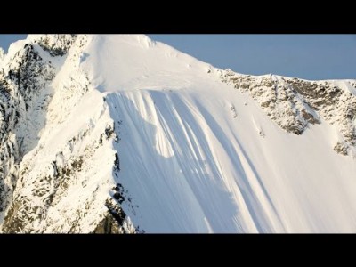 Ian McIntosh kaatuu hiihtoelokuvan kuvauksissa sen verran jyrkällä seinämällä, että mies alkaa rullamaan vaarallista kärrynpyörää lähes 500 metrin matkan.