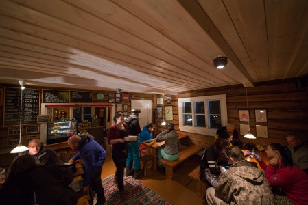 Vuokatin RIpa's Kuppilassa tarjoilu pelaa ja kaakao maistuu. Alppimaisen klassinen hiihtomajatunnelma houkuttaa ottamaan kaakaoon terästystä.