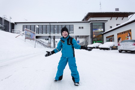 Ukkohallan hiihtokeskus tarjoaa nykyään komeat ja toimivat lomailupuitteet perheille kaikkina vuodenaikoina.