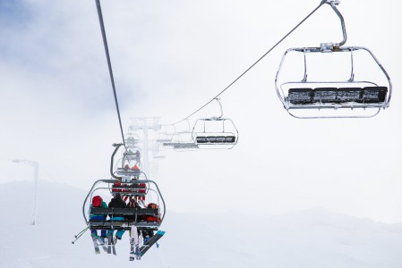 Sainte Foyn kompaktissa hiihtokeskuksessa on kaksi yläasemaa, joista kuvan hissi vie korkeammalla, Col de l'Aiguilleen 2620 metriin. Alas vie vain yksi kunnostettu rinne ja useita hyviä vapaalaskureittejä.