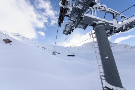 Sainte Foyn hiihtoalueella voi löytää koskematonta laskettavaa heti hissin vierestä. Etualan pieni vyöry muistuttaa vaaroista myös rinteiden lähellä.