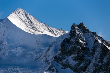 4017 metriin nouseva Zinalrothorn on saanut alhaalla olevasta Zinalin kylästä. Alueella on useita yli 4000 metriin nousevia huippuja ja julma Matterhorn on myös lähistöllä.