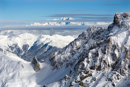 Osasta Kolmen laakson huipuilta avautuu hyvällä näkyvyydellä maisemat aina Mont Blancille saakka. Tämä maisema on tallennettu Mont Du Vallonin yläasemalta.