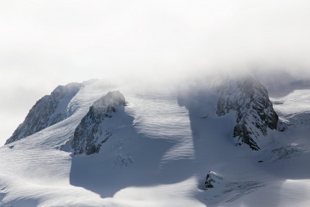 Mont du Vallonin naapurihuippu on työntänyt päänsä pilveen. Maisemaan mahtuu useita yli 3500 metriin kurkottavia vuorenjärkäleitä.