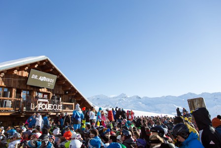 La Folie Douce järjestää Ranskan Alpeilla tyylikkään näyttäviä ja suosittuja ulkoilmabiletahtumia.
