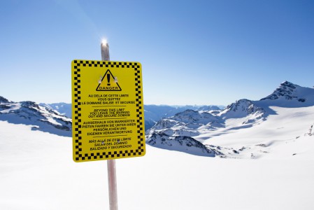 Kyltti Val Thorensin Glacier de Chavieren vieressä muistuttaa rinnealueen ulkopuolisista riskeistä. Jäätiköllä mukaan tulee suurimpana riskinä railot. Tämä tulee huomioida tietotaidossa, varustautumisessa ja liikkumistavassa.