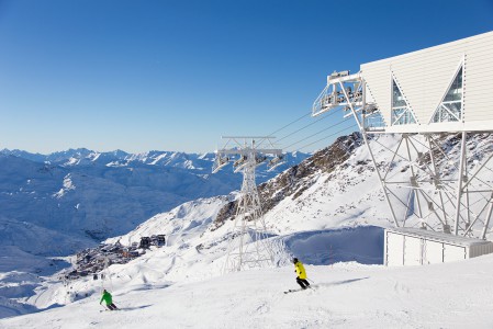 Funitel peclet on supertehokas hissi, joka nostaa Val Thorensin kylästä vauhdilla 600 metriä korkeammalla sijaitsevalle yläasemalle 2930 metriin.