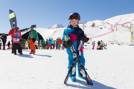 Pikkupojalla on ihmettelemistä alppihiihdon maailmancupin finaaleissa. Maalialueella St. Moritzissa.