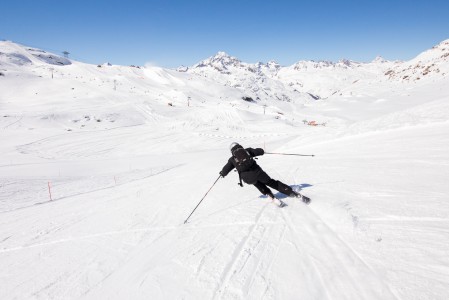 Punaisiin rinteisiin painottuva St. Moritzin Corvatsch -hiihtoalue on kuin tehty laajasäteiseen ja vauhdikkaaseen leikkaavaan laskemiseen.