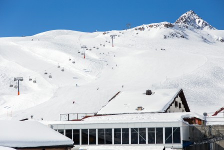 St. Moritzin Corviglia -hiihtoalueella on leveitä rinteitä, joiden päävärit ovat punainen ja musta. Muutamia sinisiäkin löytyy, mutta aloittelijoille valikoima on rajallisempi.