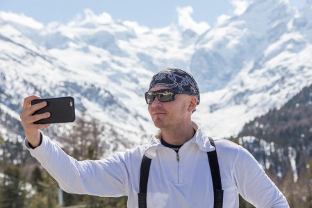 St. Moritzin Diavolezza -hiihtoalueelle vievän tien varrelta näkyy 4049 -metrinen Piz Bernina sen verran komeasti, että selfiestoppi on lähes pakollinen. Jos pysähtyminen jää tekemättä, voi samaa maisemaa ihastella myös Diavolezzan yläaseman kuvakulmasta.