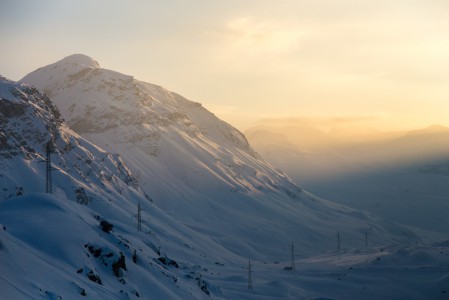Pohjoisen suunnasta St. Moritziin saavutaan autolla komeasti serpentiinitietä vuoren yli. Matkalla ohitetaan Bivion hiihtokeskus ja pian sen jälkeen autolla ollaan näissä maisemissa Julierpass-solan korkeimmalla kohdalla 2284 metrissä.