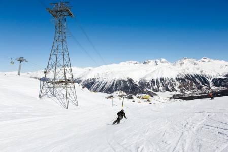 St. Moritzin Corviglia -hiihtoalueen leveät ja vähäväkiset rinteet soveltuvat hyvän kovavauhtiseen laskuun. Kummoisempia offarireittejä ei tällä puolen ole ainakaan helposti havaittavissa.