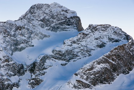 3380-metrinen Piz Julier näyttäytyy nättinä St. Moritzin Corviglia -hiihtoalueen ylimmän huipun terassilta. Vuoren toiselta puolelta kulkee St. Moritzista pohjoiseen vievä serpeniititie Julierpass-solaa pitkin. Tien korkein kohta on 2284 metrissä.