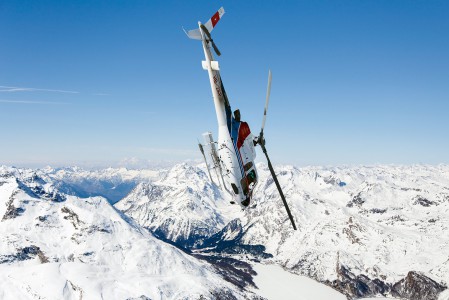 St. Moritzin Corvatsch -alueen yläasemalla sai todistaa hurjaa helikopterisyöksyä. Pilotti käänsi kopterin heti nousun jälkeen jyrkkään syöksyyn allaolevia kallionkielekkeitä hivutellen.