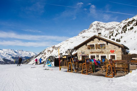 Tunnelmallinen pieni Alpetta-rinneravintola sijaitsee St. Moritzin Corvatsch-hiihtoalueella.