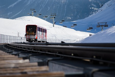 Sveitsiläiset ovat junakansaa. Useaan hiihtokeskukseen pääsee lentokentältä laadukkaita ja täsmällisiä junayhteyksiä pitkin. Davosissa ja useammassakin muussa sveitsiläiskeskuksessa junalla voi jatkaa myös rinteeseen. Parsenn-hiihtoalueen tuplajuna on toim