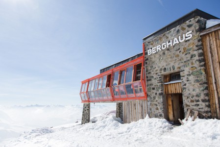 Davosin Parsenn -hiihtoalueen korkeimmalla kohdalla Weissfluhgipfelin huipun vieressä 2843 metrissä sijaitseva Berghaus on vähintään juomapaussin arvoinen maisemapaikka.
