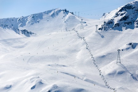 Davosin mukavalla Parsenn -hiihtoalueella risteilee runsaasti myös toisensa ylittäviä hissilinjoja. Laajalla hiihtoalueella voi liikkua Davosin ja Klostersin kaupunkien välillä.