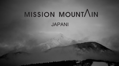 Mission Mountain- tiimin Ape Majava oli kymmenisen vuotta aiemmin nähnyt eräällä matkallaan postikortin, jossa oli kuvattuna upea tulivuorisaari Japanin luoteiskulmassa. Tästä kortista jäi hänelle haave päästä laskemaan suksilla huipulta.  Elokuva kertoo r