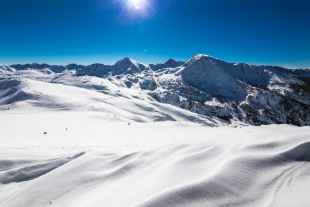 Andorran pisin hissi kuljettaa laskijat Encampin kylästä 1300 metristä yhtä soittoa Cortalsin huipulle hiihtoalueen sydämeen yli 2500 metriin.