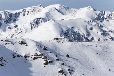 Grandvaliran hiihtoalueelle mahtuu 5 selkeästi erillistä huippua, joiden yli liikutaan hiihtoalueelta toiselle. Yläasemat sijaitsevat enimmäkseen 2500 metrin tuntumassa.