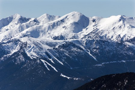 Grandvaliran lännenpuoleisilta huipuilta erottaa selkeästi Andorran toisen suuremman hiihtokeskuksen, Vallnordin hiihtoalueita. Soldeusta matkaa Vallnordin Arinsaliin kertyy 25 kilometriä, jonka ajaa reilussa puolessa tunnissa.