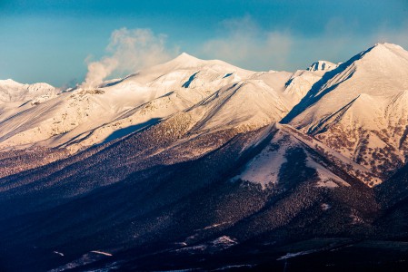 Furanon rinnemaisemasta selkeästi erottuva Mount Tokachi kutsuu luokseen nousuvälinein liikkuvia offarilaskijoita. Daisetsuzanin kansallispuistossa on tilaa touhuta pehmeässä lumessa, ja tulivuoren höyryävät röörit tuovat maisemaan ovat viehätyksensä.