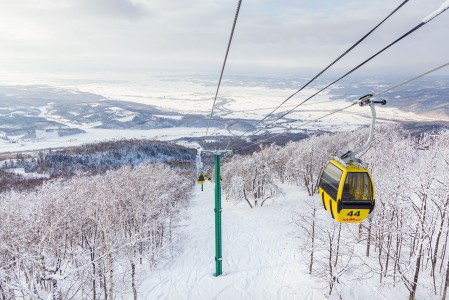 Hokkaidon maisemassa tasaiset pellot vuorottelevat parhaimmillaan kilometrin verran yläilmoihin nousevien mäkien kanssa. Kamui Ski Links -keskuksessa pellonreunalta noustaan hieman yli 600 metriä korkeammalle.