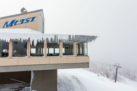 Kamui Ski Links -hiihtokeskuksen yläasemalta löytyy pari pientä rinneravintola/kahvilaa mukavilla maisemilla.