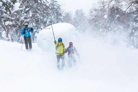 Asahidake on poikkeuksellisen luminen kolkka. Lunta sataa vuosittain keskimäärin 14 metriä.
