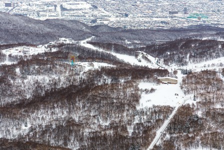 Sapporo Teinen hiihtokeskus nousee suoraan Sapporon suurkaupungin laidalta. Matalammalla sijaitseva Olympia zone -puoli maailmanpyörineen näyttää ylhäältä Highland zonelta katsottuna vaatimattoman kokoiselta.
