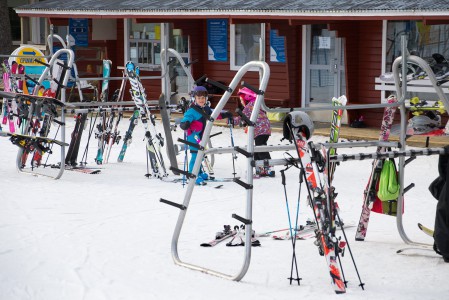 Ruosniemen hiihtokeskus pyörii lähes täysin Porin Slalomseura ry:n vapaaehtoisvoimin. Slalomseuran kunniakas missio on tarjota kaikille laskettelusta kiinnostuneille mahdollisuuden harrastaa omaa lajiaan kotikaupunkinsa alueella. 