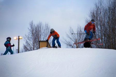 Ruosniemen hiihtokeskuksessa on Suomen pienen korkeusero. Se ei vie lainkaan pois rinneiloa, koska fasiliteetit ovat muilta osin kunnossa.