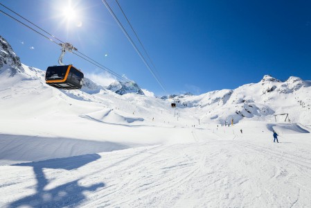 Stubai on korkeutensa vuoksi Innsbruckin hiihtokeskusten lumivarmin kolkka. Tehokkaat hissit nostavat nopeasti varjoisasta laaksosta aurinkoisille huipuille.