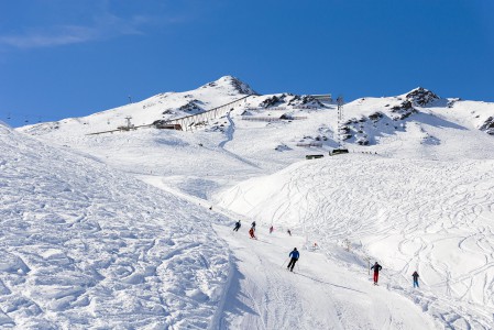 Innsbruckin suurimpiin hiihtoalueisiin kuuluva Axamer Lizum on rinteiltään punasävytteinen. Aloittelijoille sopivia rinteitä on vain muutama.