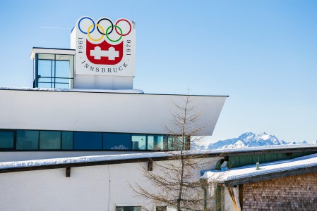 Patscherkofelin majatalo-rinneravintola Shutzhaus muistuttaa, että näillä rinteillä on kisattu talviolympialaisten syöksyssä ja kelkkailussa kahdesti.