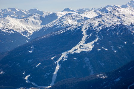 Puolen tunnin ajon päässä Innsbruckista sijaitseva pienehkö Bergeralmin hiihtokeskus tarjoaa yli kilometrin laskettavan korkeuseron.