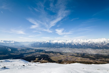 Patscherkofelin huipulta on esteettömät näkymät Innsbruckin kaupunkiin ja ympäröiville vuorille.